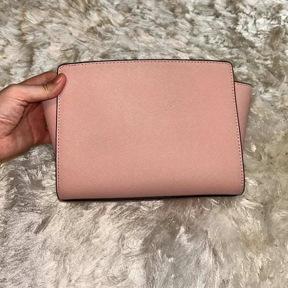 Micheal Kors crossbody - Picture 2 of 3